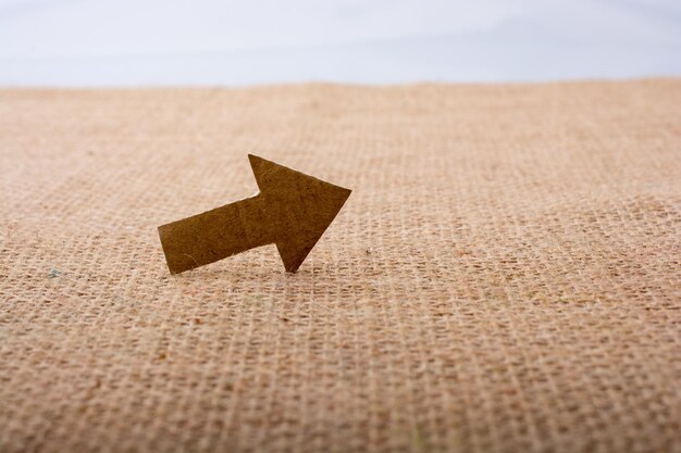 Photo close-up of arrow symbol on sand