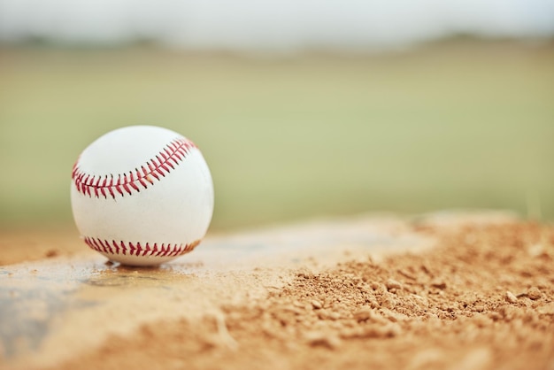 Photo close-up of baseball on field