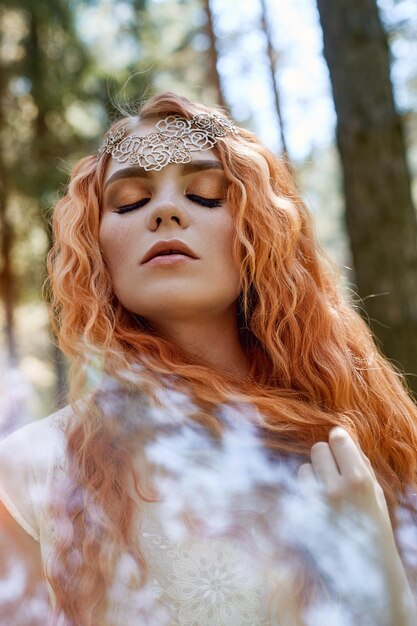 Photo close-up of beautiful young woman outdoors