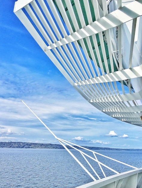 Photo close-up of boat on sea against sky