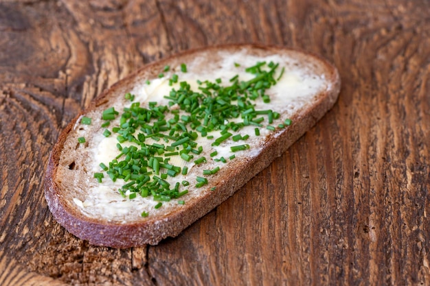 Photo close-up of bread on cutting board