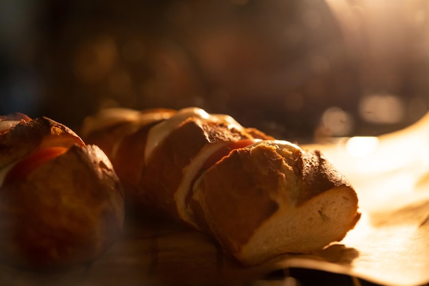 Photo a close up of bread on a table