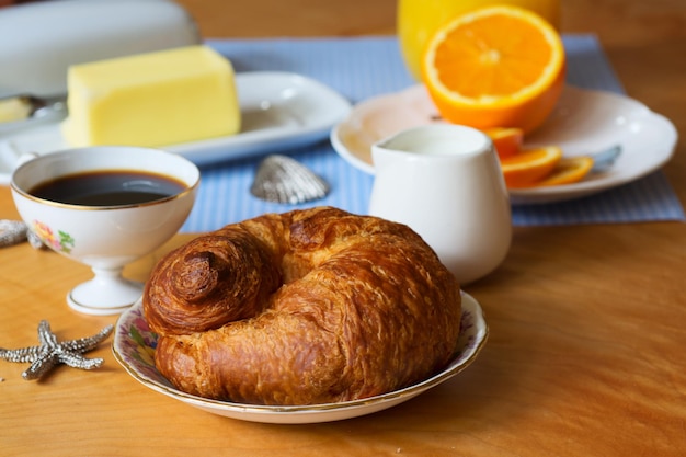 Photo close-up of breakfast served on table