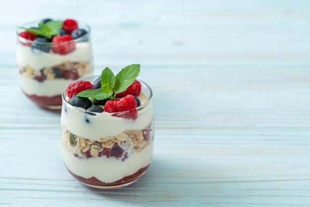 Photo close-up of breakfast served on table