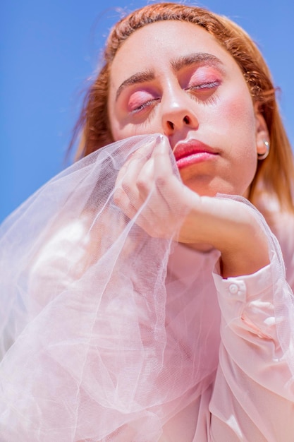 Photo close-up of bride against sky