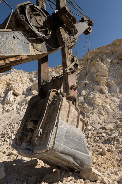 Photo a close-up of the bucket of a heavy large excavator in a quarry.