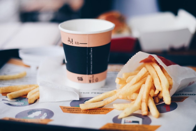 Photo close-up of burger and fries on table