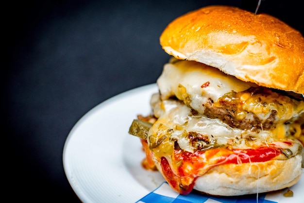 Photo close-up of burger in plate