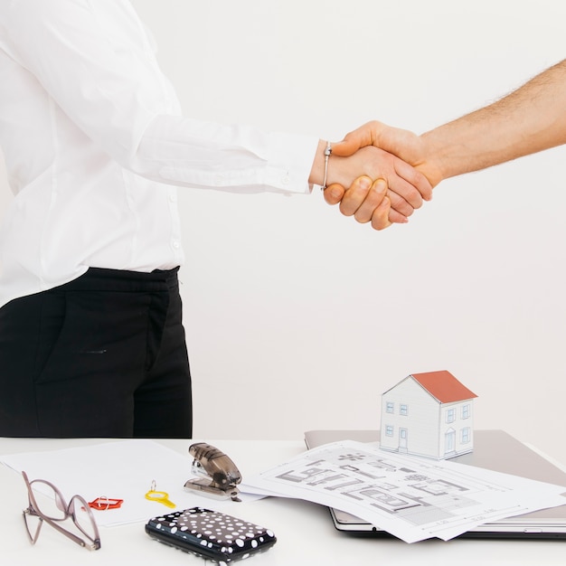 Photo close-up of business partners shaking hands after deal