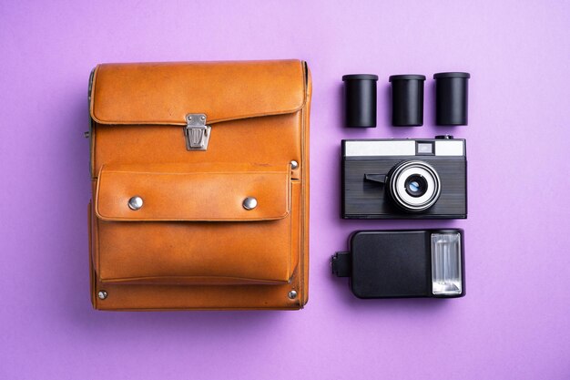 Photo close-up of camera and bag on table