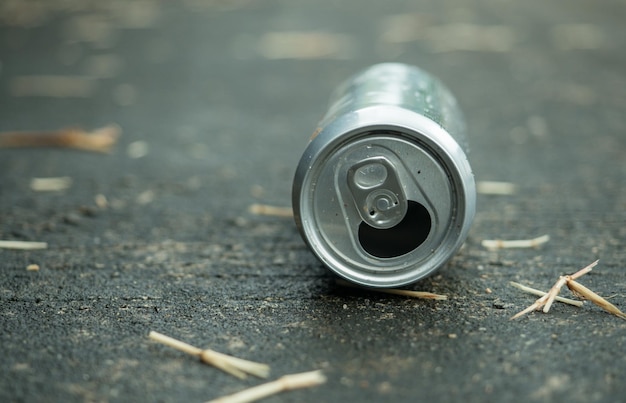 Photo close-up of can on street