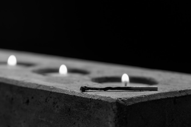 Photo close-up of candles on black background