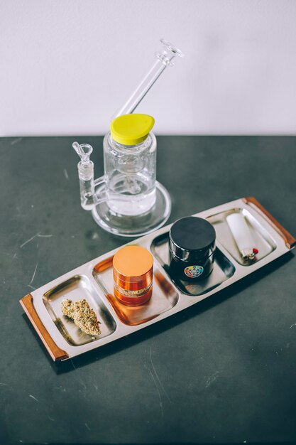 Photo close-up of on cannabis plant and grinder on table