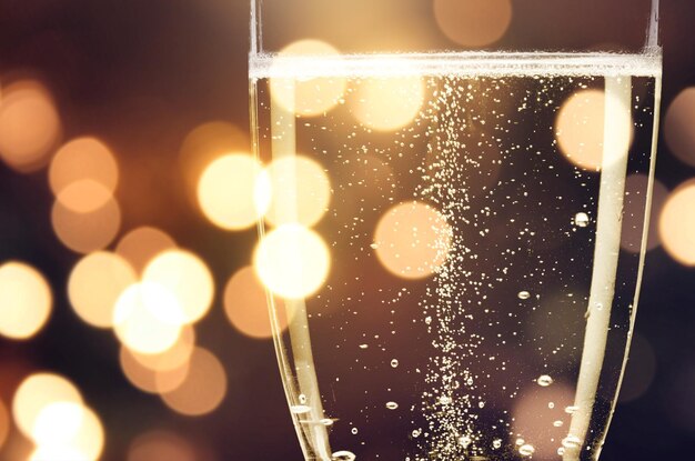 Photo close up champagne bubbles in glass on black background