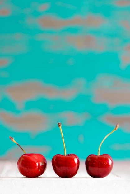 Photo close-up of cherries on table