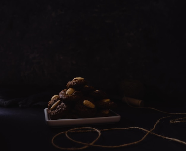 Photo close-up of chocolate cake on table against black background