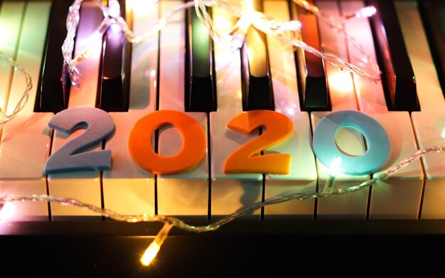 Photo close-up of christmas decorations on piano