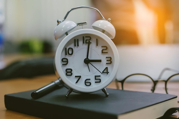 Photo close-up of clock on table at home