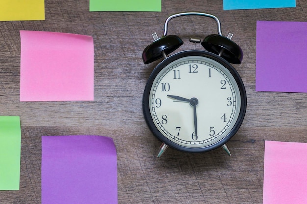 Photo close-up of clock on table