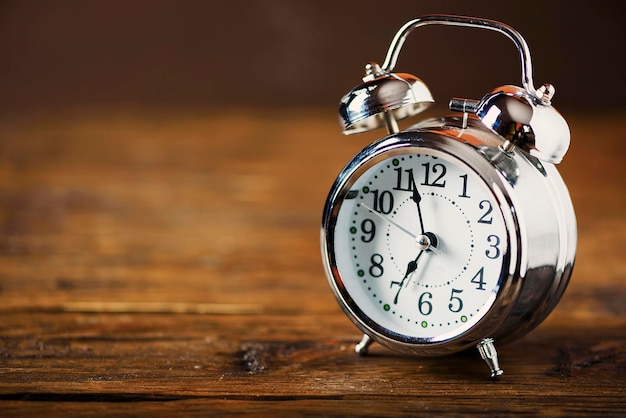 Photo close-up of clock on table