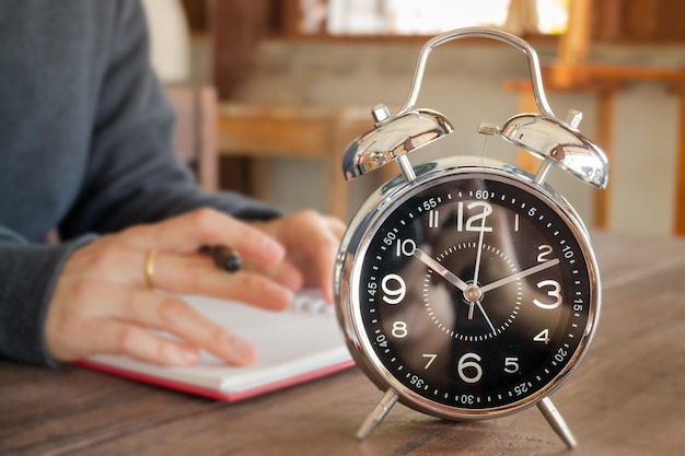 Photo close-up of clock on table