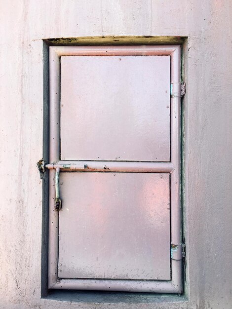 Photo close-up of closed window of old building