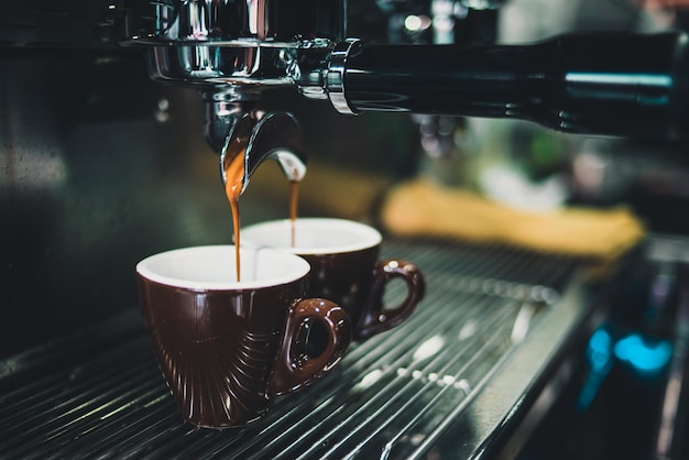 Photo close-up of coffee cup on espresso maker in cafe