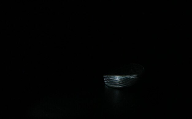 Photo close-up of coins on table in darkroom