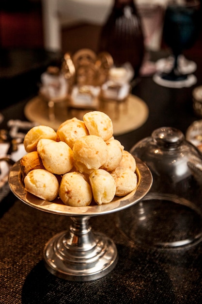 Photo close-up of cookies in plate on table