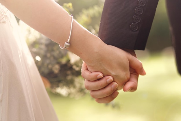 Photo close-up of couple holding hands