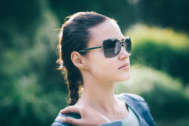 close up.cute young woman in sunglasses. photo on blurred background