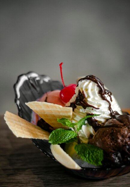 Photo close-up of dessert in plate on table