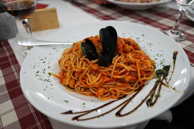 Photo close up dish of scampi shrimp and fresh mussel spaghetti seafood pasta