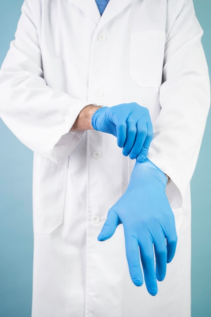 Photo close-up doctor putting on gloves