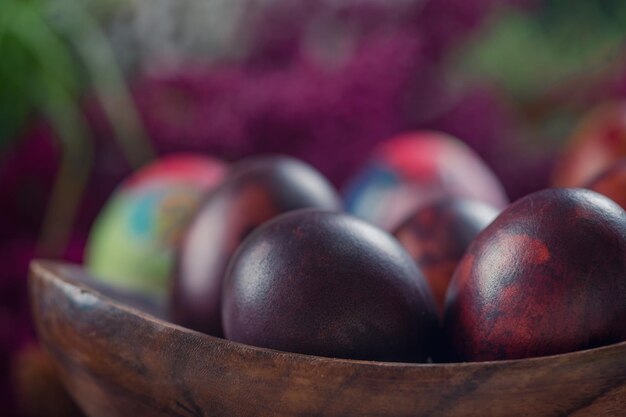 Photo close-up of easter eggs in bowl