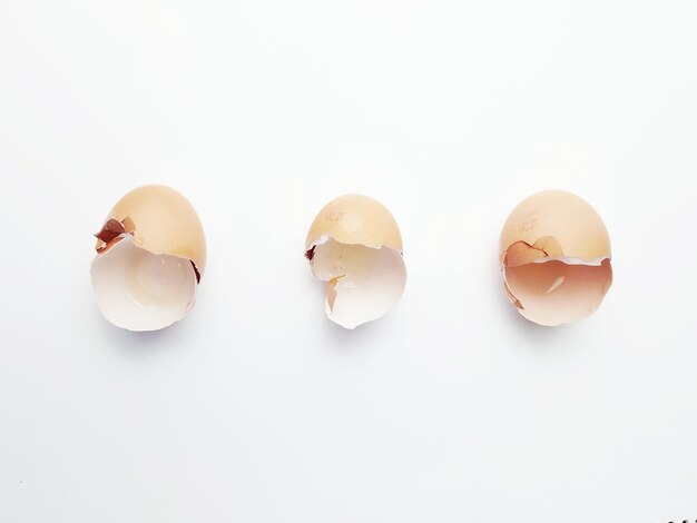 Photo close-up of eggs against white background