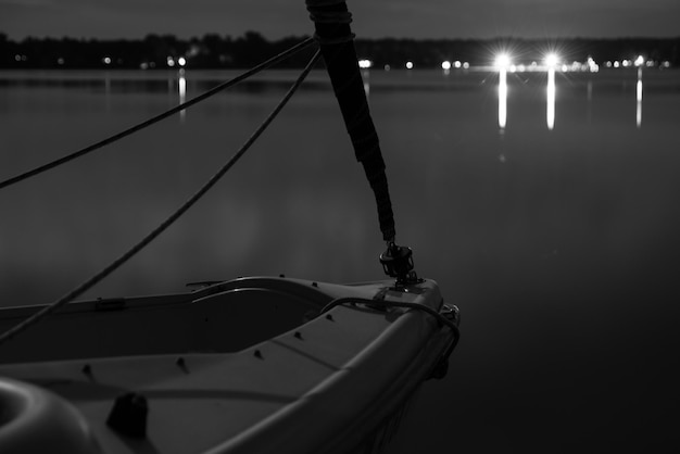 Photo close-up of fishing boat in lake at night