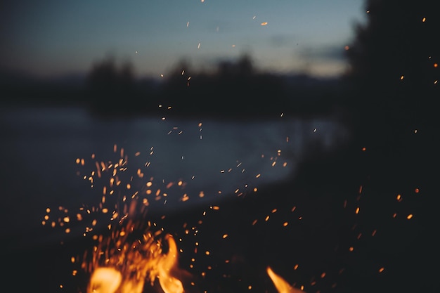 Photo close-up of flying sparks