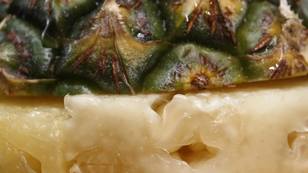 Photo close up of fresh pineapple with slice of peel pineapple insert comestible