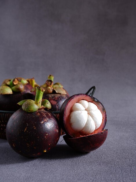 Photo close-up of fresh ripe mangosteen on table