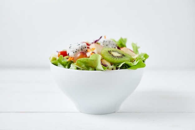 Photo close-up of fruit salad in bowl