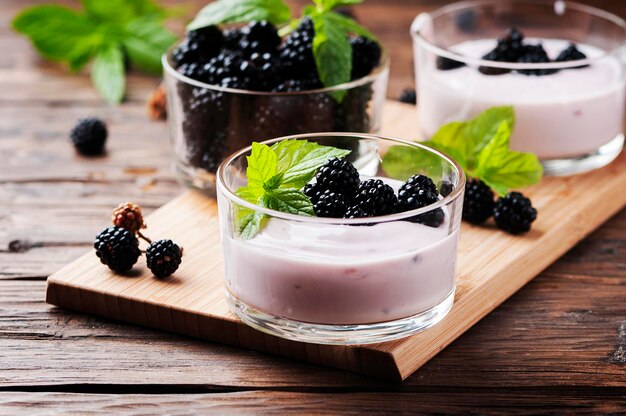 Photo close-up of fruit salad in glass on table