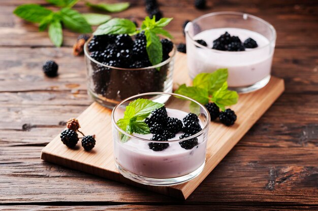 Photo close-up of fruits in glass on table