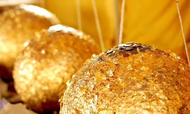 Photo close-up gold leave ball for thai temple