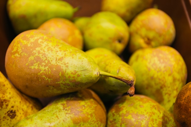 Photo close-up green ripe pears