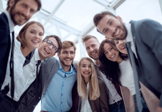 Photo close up group of smiling young people looking at the camera