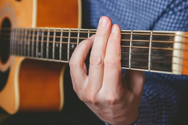 Photo close up of guitarist hand playing guitar