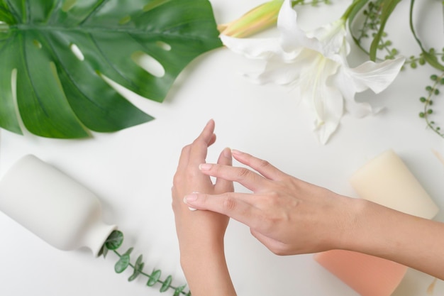 Photo a close up hand of applying moisturizing cream skincare and beauty concept