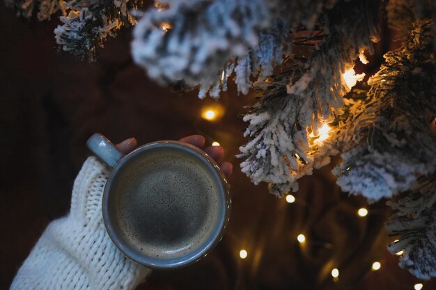 Photo close-up of hand holding coffee cup during winter