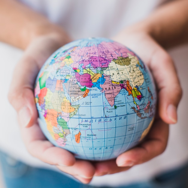 Photo close-up of hand holding globe